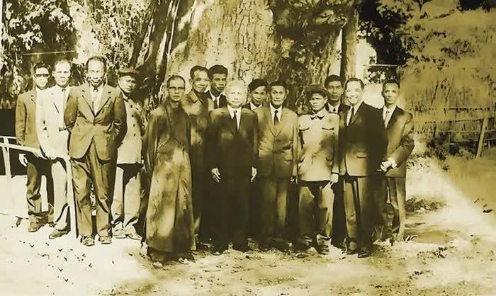 Đại lão Hòa thượng Thích Thiện Hào trong phái đoàn Mặt trận Giải phóng miền Nam Việt Nam thăm Lào, năm 1976
