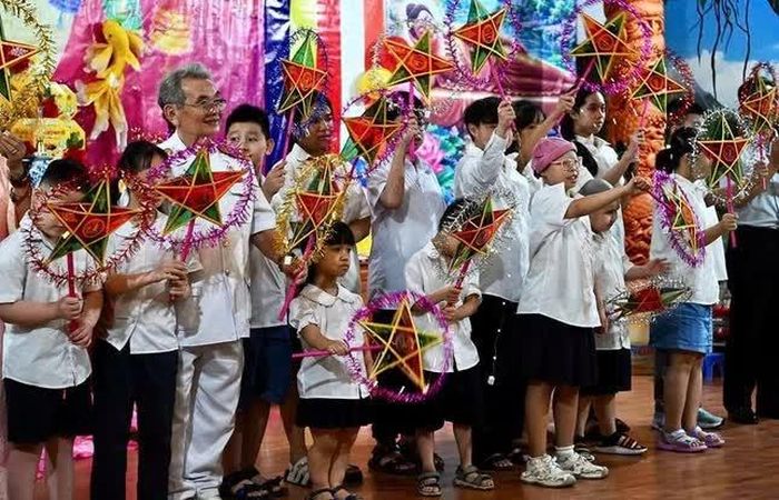 Những chiếc đèn lồng lung linh sắc màu, nhịp trống múa lân rộn rã cùng ánh mắt rạng ngời hạnh phúc của các em nhỏ trong Đêm hội "Vui Trung thu"