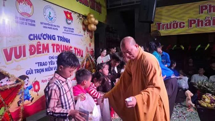 Thượng tọa Thích Mật Tịnh trao quà đến các em thiếu nhi