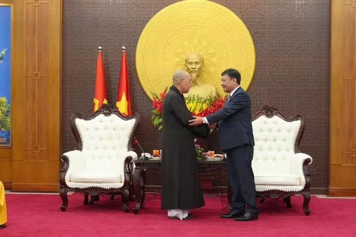 Hòa thượng Thích Minh Nhật và ông Bùi Thắng, Phó Bí thư Tỉnh ủy tỉnh Lâm Đồng 