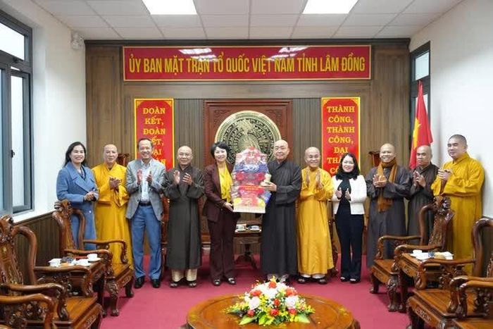 Bà Phạm Thị Phúc, Phó Bí thư Tỉnh ủy, Chủ tịch Ủy ban MTTQVN tỉnh đón tiếp phái đoàn