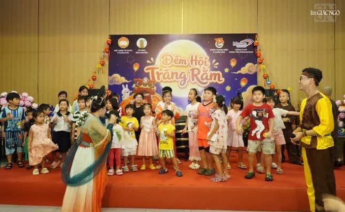 Các em chơi trò chơi cùng với chú Cuội và chị Hằng