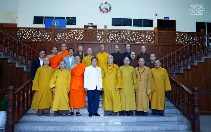 Lưu niệm tại trụ sở Ủy ban Trung ương Mặt trận Lào xây dựng đất nước