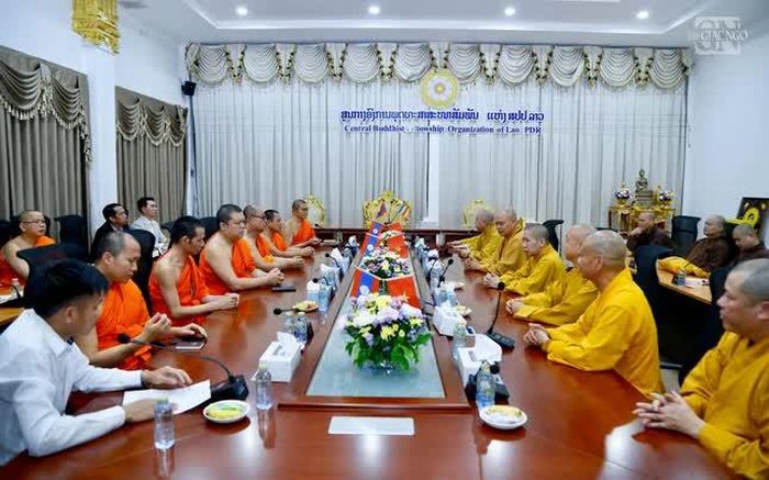 Chư tôn đức Trung ương GHPGVN thăm Văn phòng Trung ương Liên minh Phật giáo Lào