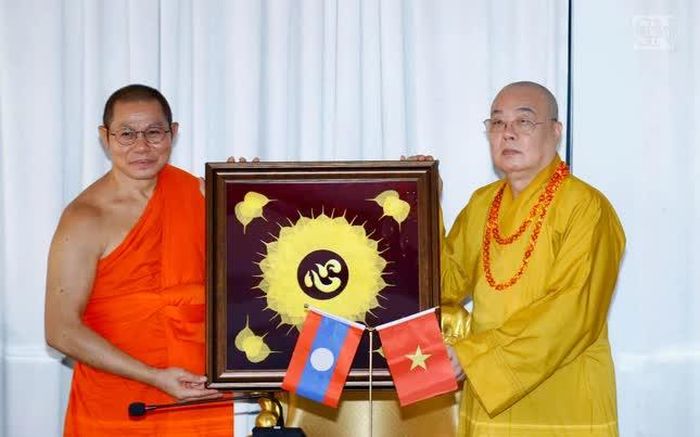 Thượng tọa Athipatay Naytryjit nhận quà lưu niệm từ Trưởng lão Hòa thượng Thích Thanh Nhiễu 