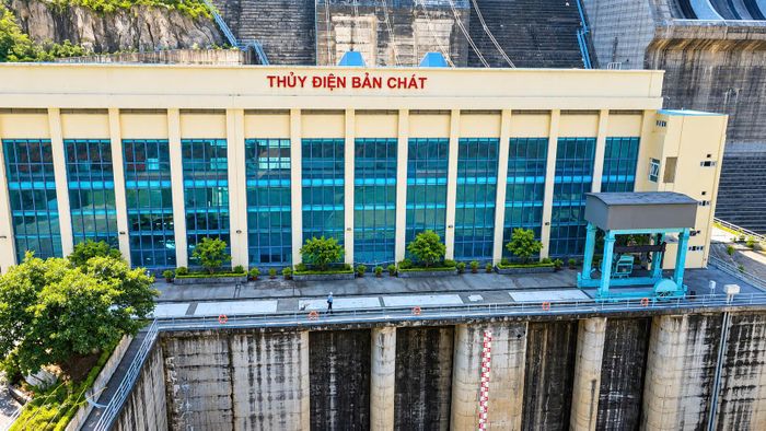 Nhà máy Thủy điện Bản Chát nằm trên sông Nậm Mu, có công suất thiết kế 220MW với hai tổ máy, mỗi tổ 110MW. Nhà máy bắt đầu phát điện từ năm 2013; hồ chứa có dung tích khoảng 2,14 tỷ m³. Sự xuất hiện của các nhà máy điện mặt trời nổi tạo nên một mô hình đáng chú ý cùng một không gian hạ tầng có thể kết hợp nhiều nguồn năng lượng.