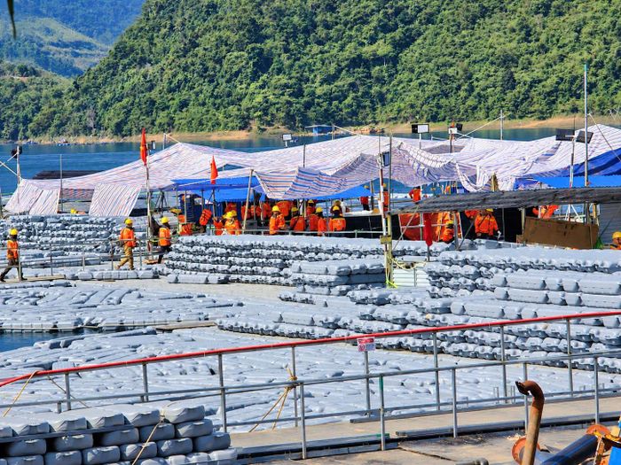 Anh Lò Minh Tuấn ở xã Mường Than, tỉnh Lai Châu công nhân làm nghề thợ hàn tại công trường chia sẻ: "Công việc chủ yếu là hàn, lắp ráp các kết cấu phục vụ thi công. Công việc khá nặng nhọc, thường xuyên phải làm việc ngoài trời và theo tiến độ của công trường. Thu nhập của thợ hàn như chúng tôi hiện khoảng 21 triệu đồng/tháng. Công việc tuy vất vả, phải xa nhà nhưng thu nhập tương đối ổn định. Bình thường anh em đều cố gắng làm việc theo tiến độ, bảo đảm yêu cầu kỹ thuật và an toàn lao động. Xa gia đình nên cũng có những lúc nhớ nhà, nhưng có việc làm và thu nhập tốt thì chúng tôi vẫn yên tâm gắn bó với công trường”.