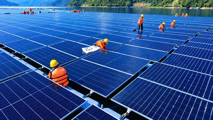 Anh Tẩn Văn Chản, công nhân thi công dự án chia sẻ: "Hiện mức tiền công khoảng 600.000 đồng/ngày, trung bình mỗi tháng, tương đương thu nhập khoảng 18 triệu đồng/tháng. Nhà cách nơi làm việc khoảng 80km, nên việc đi lại khá xa, dù công việc vất vả, phải xa nhà, nhưng mức thu nhập ổn định giúp người lao động có thêm động lực gắn bó với công việc".