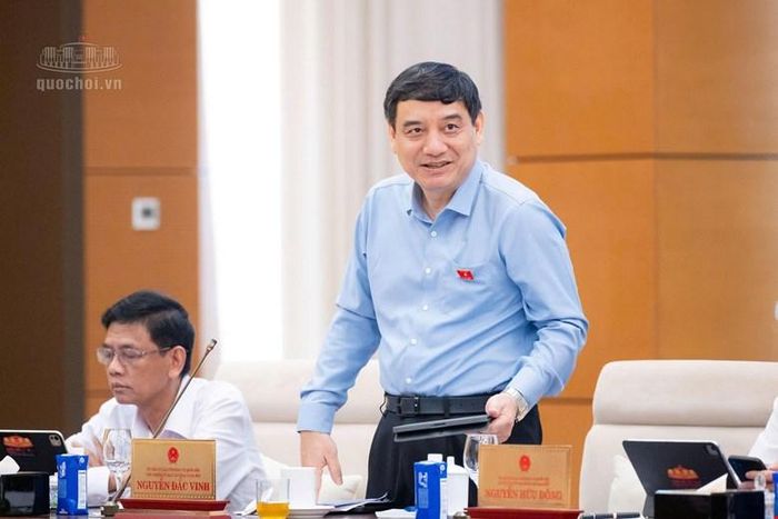 Chủ nhiệm Ủy ban Văn hóa và Xã hội Nguyễn Đắc Vinh trình bày báo cáo thẩm tra dự án Luật sửa đổi, bổ sung một số điều của Luật Bảo hiểm xã hội. Ảnh: Media Quốc hội.