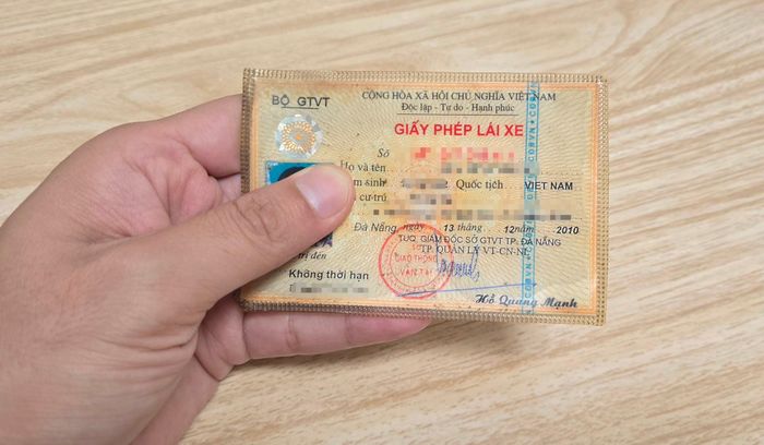 CSGT Đà Nẵng khuyến khích người dân đổi GPLX mô tô từ giấy sang vật liệu PET.