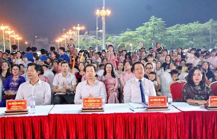 Ông Nguyễn Hoài Nam, Chủ tịch phường Vĩnh Phúc và các đại biểu dự chương trình vui Tết trung thu.