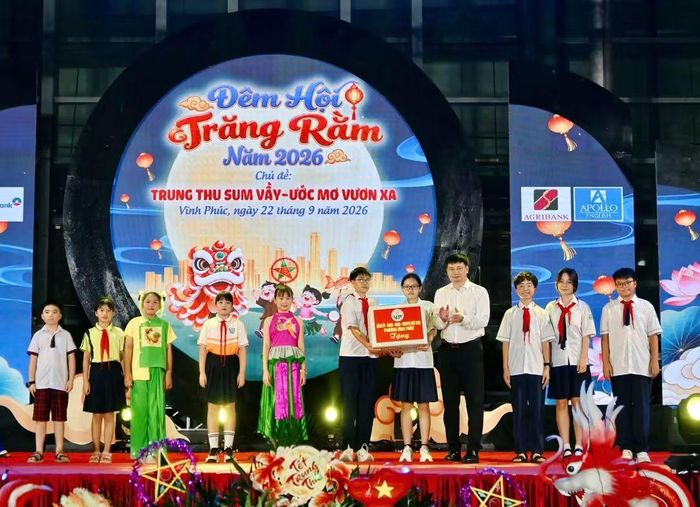 Ông Nguyễn Trung Hải, Tỉnh ủy viên, Bí thư phường Vĩnh Phúc trao quà cho các cháu thiếu nhi.