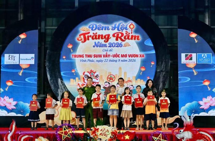 Bà Nguyễn Thị Kim Chung, Trưởng phòng Văn hóa - Xã hội trao quà cho các cháu thiếu nhi.