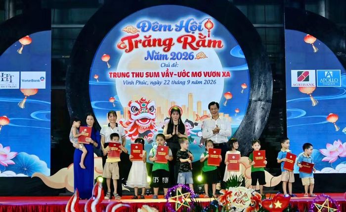 Ông Nguyễn Hoài Nam, Chủ tịch UBND phường trao quà cho các cháu thiếu nhi.
