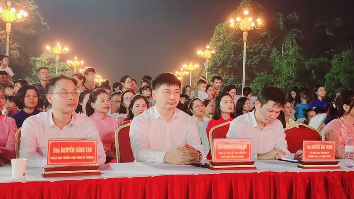 Ông Nguyễn Trung Hải, Tỉnh ủy viên, Bí thư phường Vĩnh Phúc và các đại biểu dự chương trình.