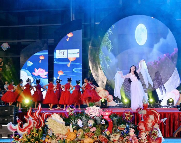 Lung linh đêm hội trăng rằm của phường Vĩnh Phúc.