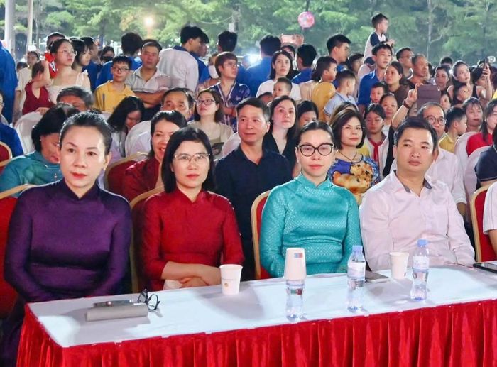 Lãnh đạo các phòng ban dự chương trình.
