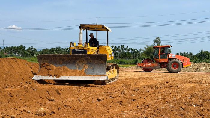 20 doanh nghiệp xây dựng ở Quảng Ngãi ký đơn tập thể, kiến nghị địa phương xem xét tháo gỡ khó khăn, hỗ trợ tiến độ các công trình, dự án. (Ảnh: Lê Danh).