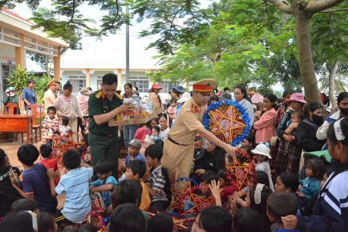 Đoàn thanh niên và Hội Phụ nữ Phòng CSGT Công an tỉnh Gia Lai trao quà Trung thu cho thiếu nhi vùng khó khăn. 