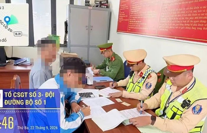 Lực lượng CSGT Lâm Đồng lập biên bản chủ phương tiện và người điều khiển. Ảnh: Công an cung cấp.