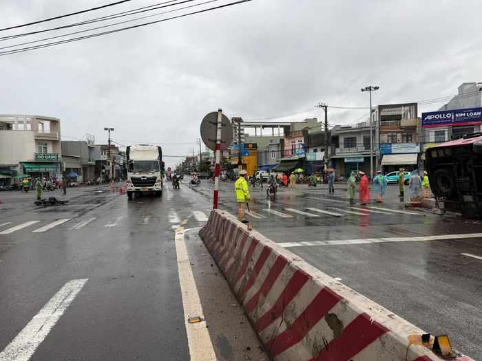 Lực lượng chức năng nhanh chóng có mặt tại hiện trường xử lý vụ việc và điều tiết giao thông.