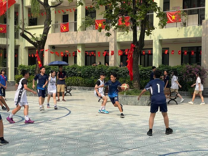 Học sinh Trường THCS Thái Thịnh lựa chọn bóng rổ để tập luyện sau giờ học.