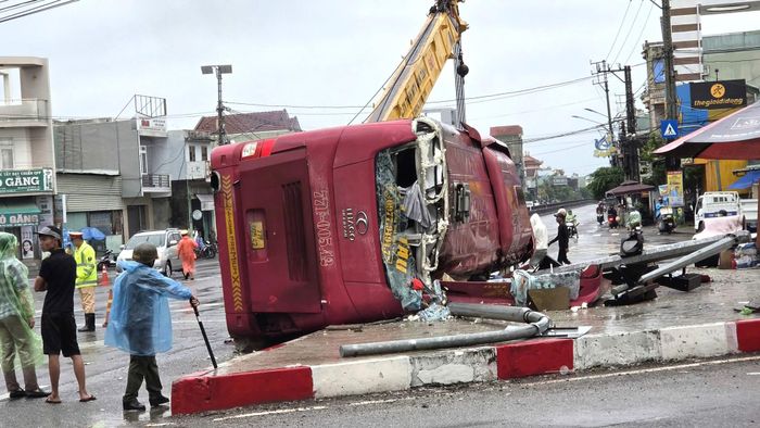 Thông tin ban đầu, vụ tai nạn xảy ra vào khoảng 4h tại Km 1201+700 trên QL1, đoạn qua phường An Nhơn Bắc. Thời điểm trên, ô tô khách 77F-005.xxdo ông N.V.C điều khiển lưu thông theo hướng Nam - Bắc. Khi đến khu vực ngã tư Gò Găng, giao giữa QL1 và quốc lộ 19B đã va chạm với xe máy 77P2-04xx do ông N.Đ.P điều khiển theo hướng Đông - Tây.