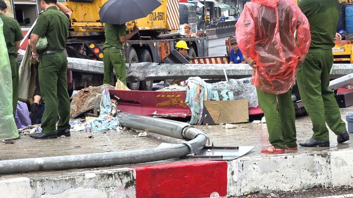 Xe khách húc đổ cột điện chiếu sáng bên đường rồi lật nghiêng.