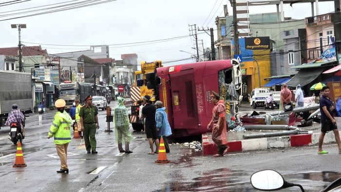 Sáng 23/9, trên tuyến QL1 qua phường An Nhơn Bắc (tỉnh Gia Lai) xảy ra vụ xe khách va chạm liên hoàn nhiều phương tiện khác.