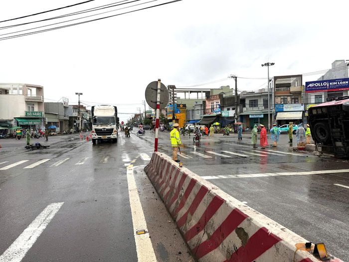 Vị trí xảy ra tai nạn là ngã tư, thời điểm này trên địa bàn có mưa, đường trơn.