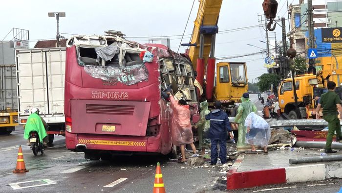 Xe khách sau đó được lực lượng cứu hộ tiến hành đưa ra khỏi hiện trường.