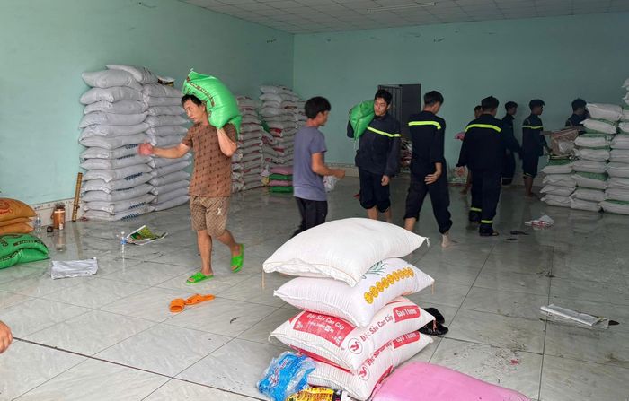 Cảnh sát giúp bốc gạo và điều tiết giao thông đảm bảo an toàn cho người dân.