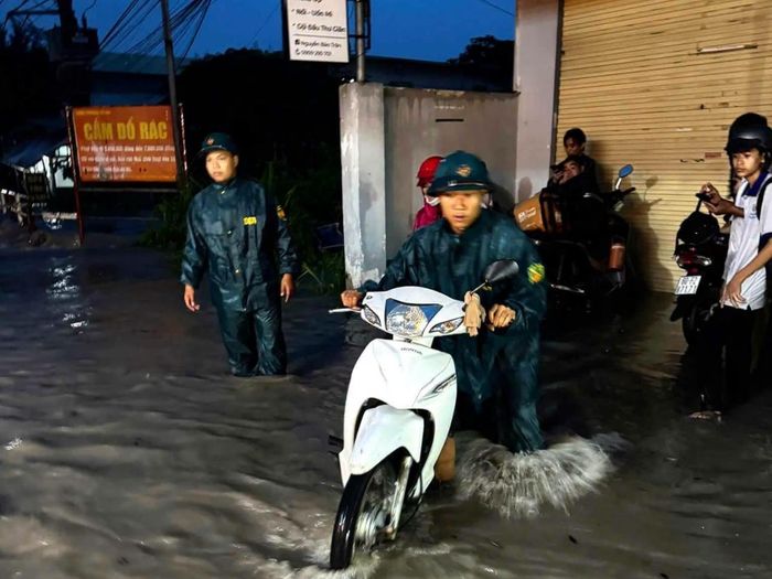 Nước dâng cao, tài sản người dân và công tác đảm bảo an toàn được triển khai đồng loạt ở các điểm ngập.