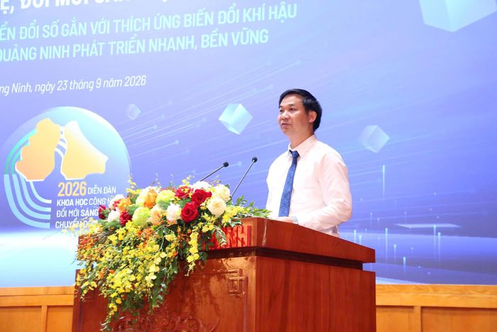 Ông Nguyễn Văn Công, Phó chủ tịch UBND thành phố Quảng Ninh phát biểu tại diễn đàn. 