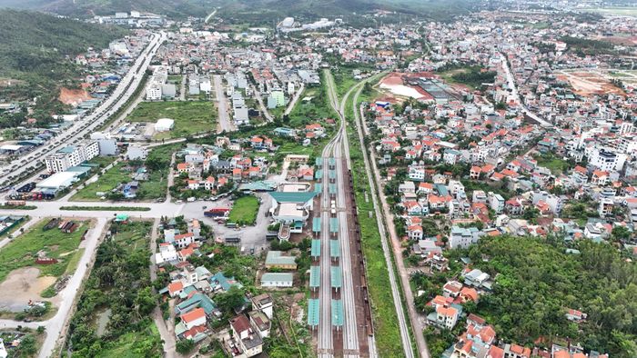 Ông Đỗ Hoàng Hoành, Phó giám đốc Sở Xây dựng chỉ rõ một số yêu cầu mang tính sống còn đối với đô thị biển đảo như Quảng Ninh cần phải tích hợp sâu các yếu tố biến đổi khí hậu, thiên tai ngay từ khâu lập quy hoạch không gian. 