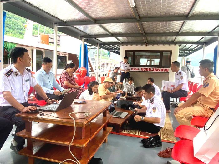 Lực lượng liên ngành phối hợp kiểm tra việc thực hiện các quy định về bảo đảm ATGT đường thủy tại các phương tiện, cảng bến.