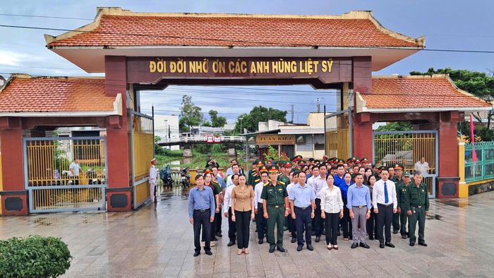 Các đại biểu thực hiện nghi thức dâng hoa, dâng hương trước khi triển khai lấy mẫu sinh phẩm hài cốt liệt sĩ chưa xác định thông tin tại Nghĩa trang Liệt sĩ Vĩnh Lợi (xã Châu Thới, tỉnh Cà Mau).