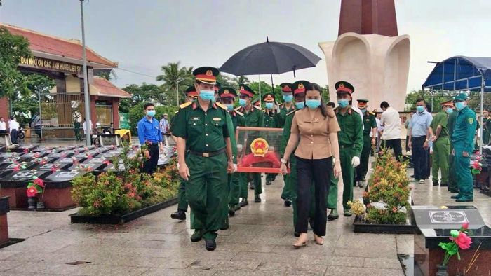 Lực lượng làm nhiệm vụ rất cẩn trọng, thành kính di chuyển quách hài cốt liệt sĩ đến khu vực lấy mẫu ADN.