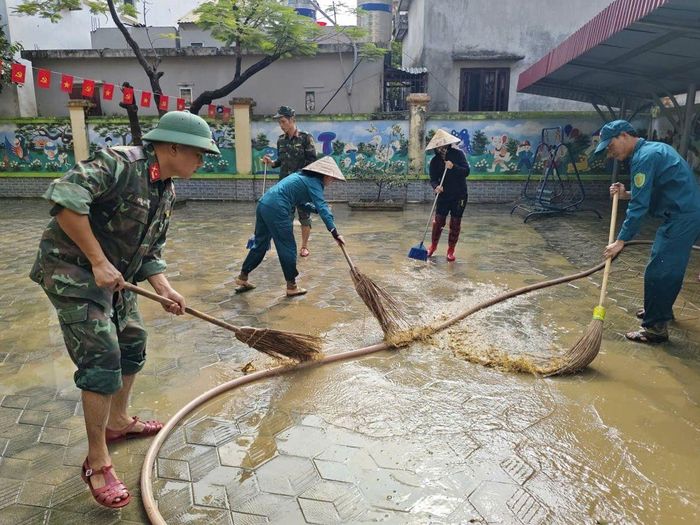 Lực lượng chức năng, Hội Phụ nữ xã cũng sẽ hỗ trợ vệ sinh khu vực ngoài cổng, góp phần sớm bảo đảm điều kiện an toàn để học sinh trở lại trường.
