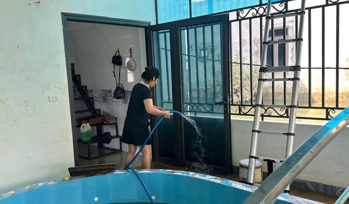 Tại nhiều khu vực nước đã rút, người dân khẩn trương dọn dẹp nhà cửa, đường làng, ngõ xóm.