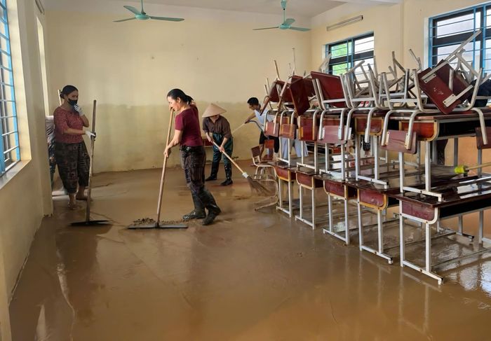 Những ngày qua, cán bộ, giáo viên nhà trường đã tổ chức 4 đợt vệ sinh, tập trung từ tầng 1 khu nhà 3 tầng.