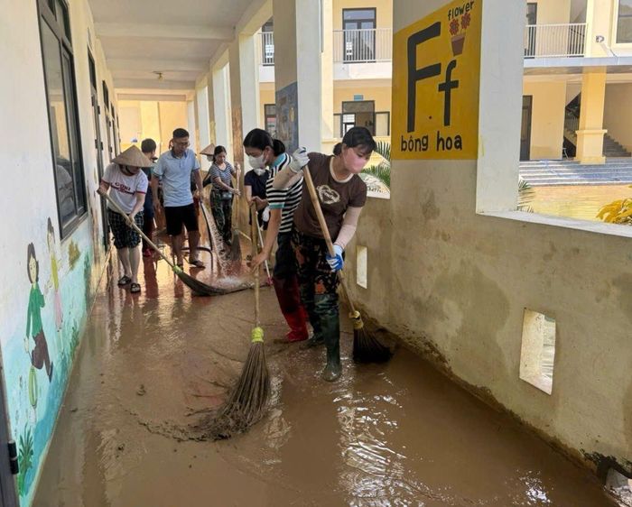 83 cán bộ, giáo viên, nhân viên và lao động hợp đồng của trường đã tổ chức nhiều đợt vệ sinh, khắc phục hậu quả.