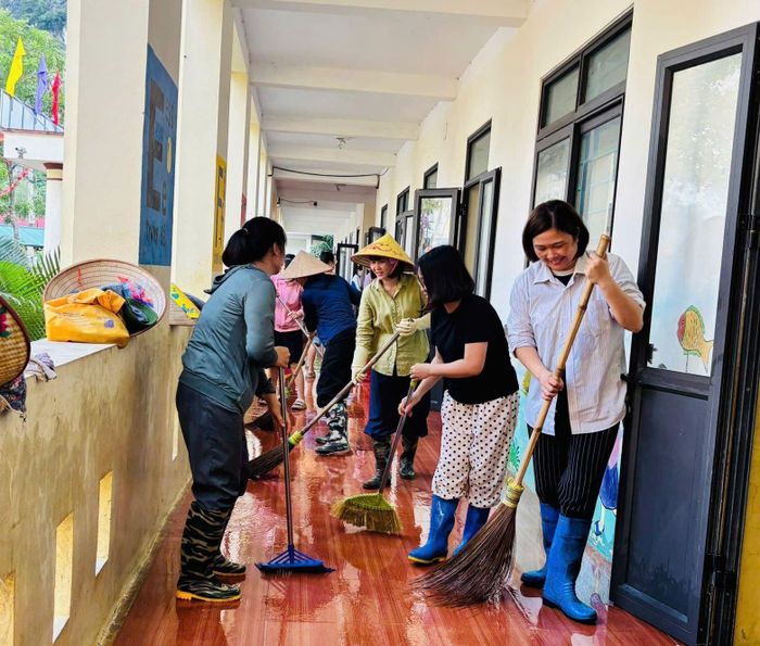 Khẩn trương vệ sinh trường học, khu dân cư sau ngập.