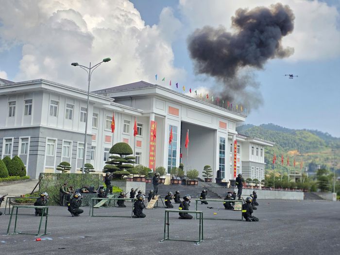 Ngay lập tức UAV tấn công và rô bốt tự hành rời vị trí ẩn quân, tiếp cận mục tiêu từ nhiều hướng, với khả năng cơ động trên nhiều loại địa hình, kết hợp với Camera quan sát ba chiều. Rô bốt tự hành lặng lẽ tiếp cận căn nhà mục tiêu từ hướng chính diện, ít phút sau khi các đối tượng đã nằm gọn trong thước ngắm, khi những loạt đạn 7,62mm bắn liên tục cùng với khả năng tiếp cận trực diện của rô bốt chiến đấu tiêu diệt mục tiêu.