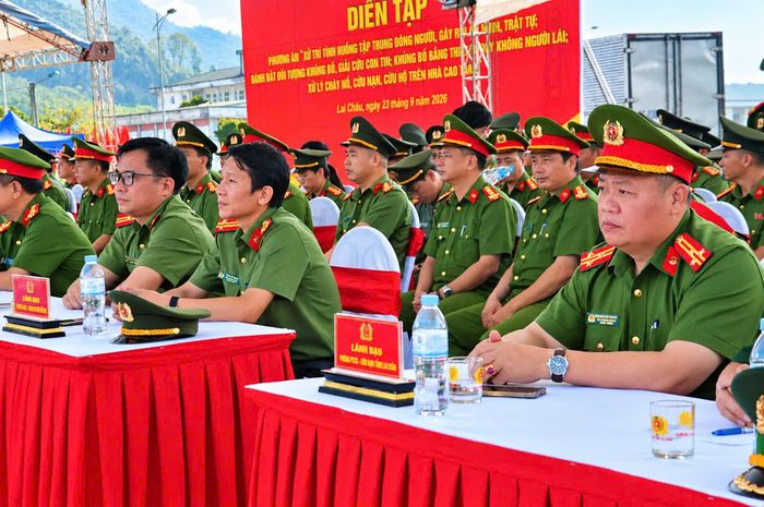 Mở đầu cuộc diễn tập là phần biểu diễn võ thuật tinh nhuệ, thể hiện bản lĩnh, kỹ năng tác chiến và tinh thần sẵn sàng chiến đấu cao của hàng trăm cán bộ, chiến sỹ lực lượng Công an tỉnh Lai Châu.