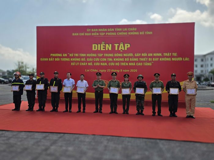 Chủ tịch UBND tỉnh Lai Châu biểu dương tinh thần trách nhiệm, sự chủ động, khẩn trương của các lực lượng tham gia. Đồng thời đề nghị các cơ quan, đơn vị nghiêm túc rút kinh nghiệm, nghiêm túc; rà soát, bổ sung, hoàn thiện các kế hoạch, phương án phòng, chống khủng bố sát với thực tiễn. Nâng cao hơn nữa năng lực phối hợp hiệp đồng, khả năng chỉ huy, điều hành và xử lý các tình huống phức tạp về an ninh, trật tự giữa các lực lượng. Tăng cường xây dựng lực lượng, đầu tư trang thiết bị, phương tiện kỹ thuật; thường xuyên tổ chức huấn luyện, diễn tập, nâng cao khả năng sẵn sàng chiến đấu, tuyệt đối không để bị động, bất ngờ trong mọi tình huống.