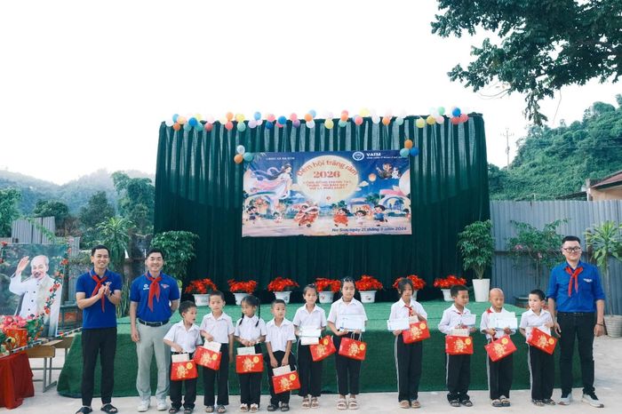 Đoàn Thanh niên VATM trao tặng các phần quà ý nghĩa cho các em học sinh và thầy cô tại điểm trường.