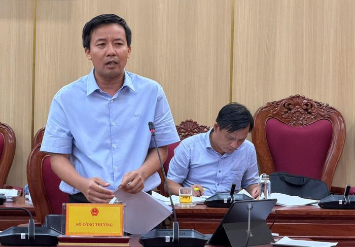 Giám đốc Sở Công thương tỉnh Quảng Ngãi Nguyễn Thanh Mân báo cáo tại cuộc họp. (Ảnh: Lê Danh)