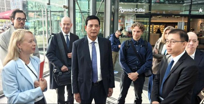 Đoàn công tác của Bộ Xây dựng khảo sát thực tế tại Nhà ga Trung tâm Berlin (Berlin Hauptbahnhof).