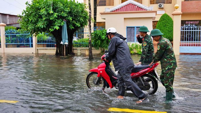 Chiến sĩ thuộc Bộ Chỉ huy Quân sự tỉnh Cà Mau xuống đường hỗ trợ người dân di chuyển qua đoạn đường bị ngập trên tuyến đường Trần Văn Thời khi xe bị chết máy. Đến khoảng 17h, trời vẫn còn mưa ở nhiều khu vực.